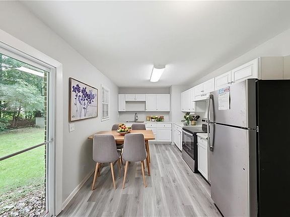 5th image of 2463 Montezuma Cir