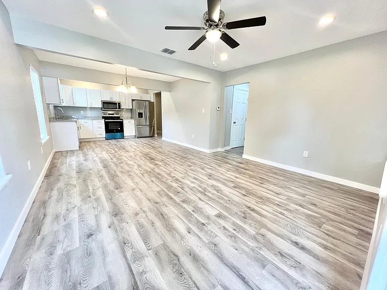 2035 Waverly Ave — Photo 20