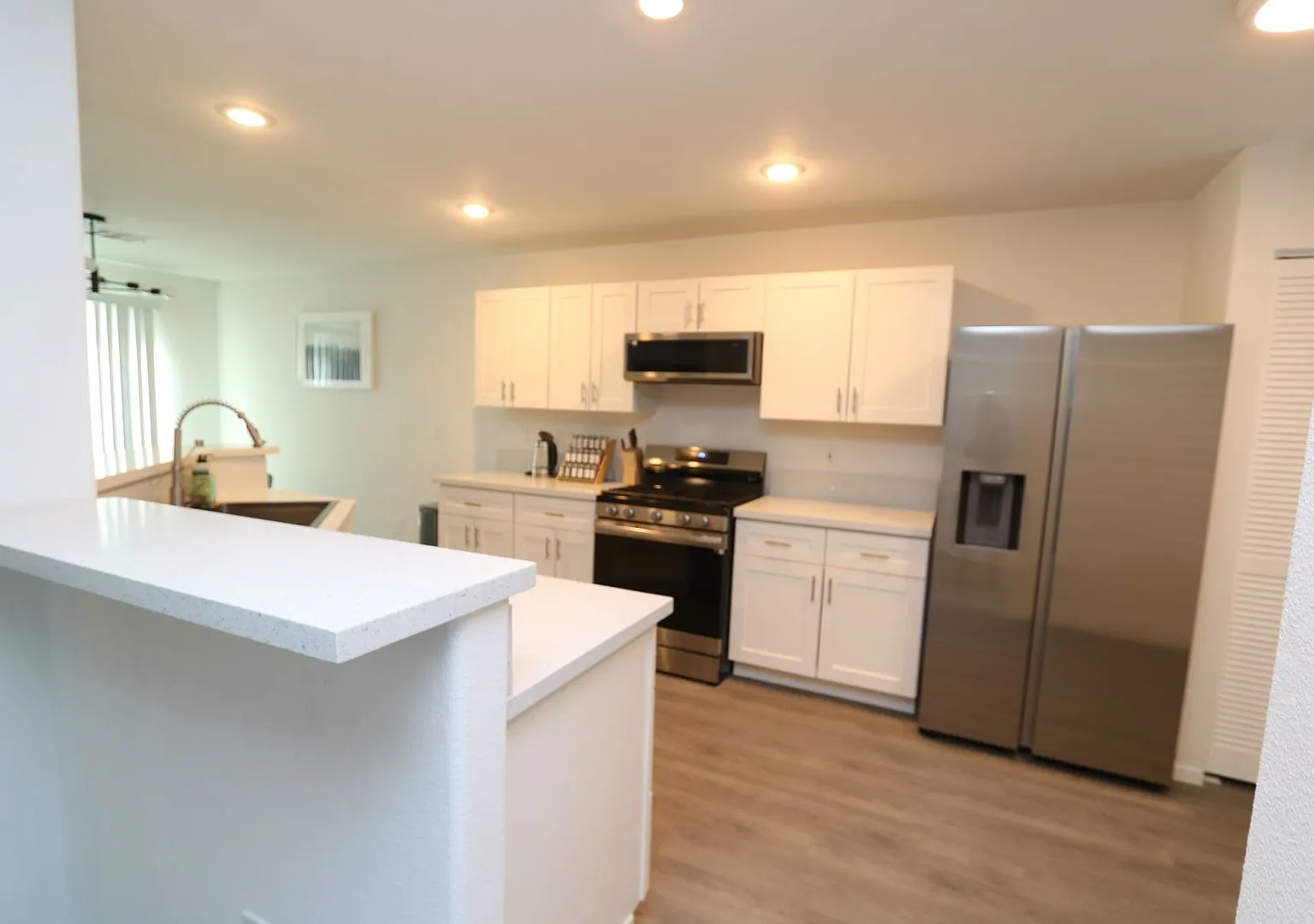 Modern fully furnished 2 Story home located in the Northwest — Photo 3