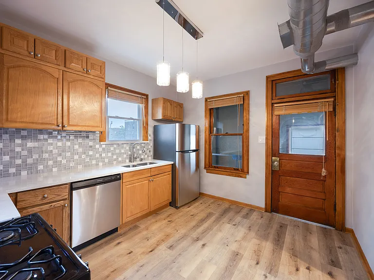 2319 W 22nd Pl — Photo 9
