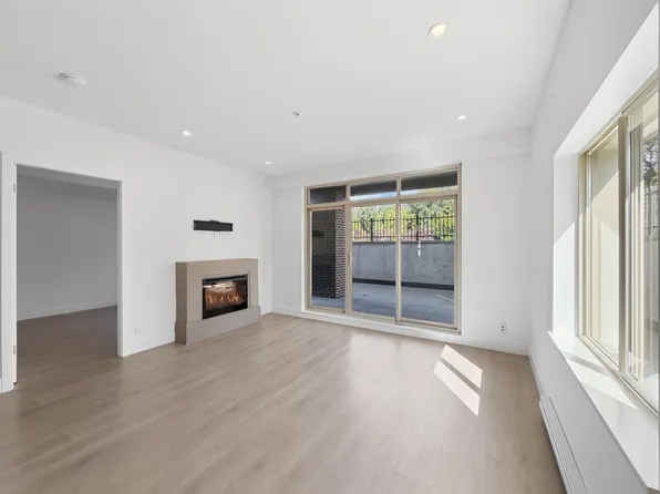 1273 Marine Dr #204, North Vancouver, BC V7P 1T3
