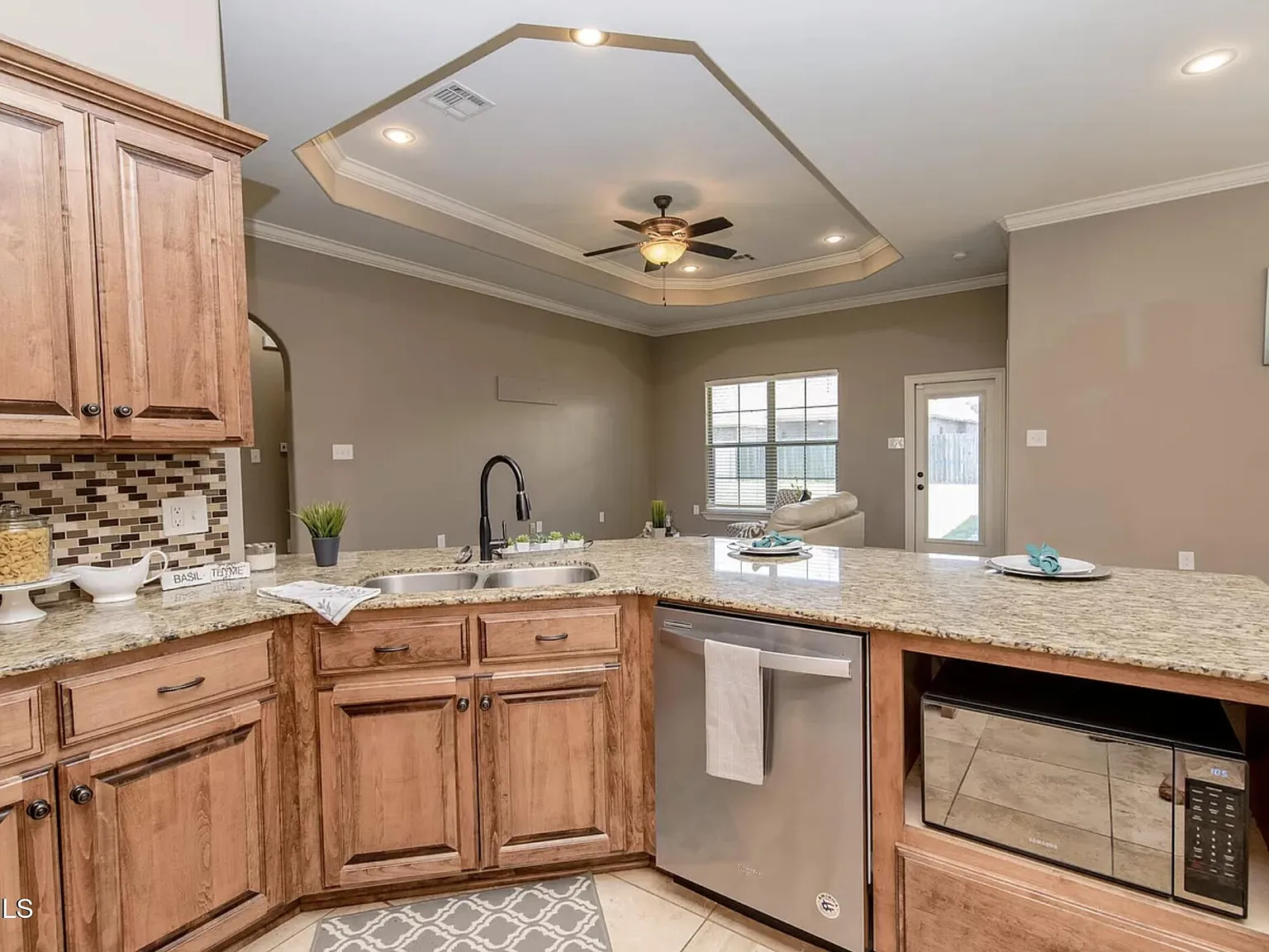 3 bed, 2.0 bath, 1570 sqft, $1,850 — Photo 4