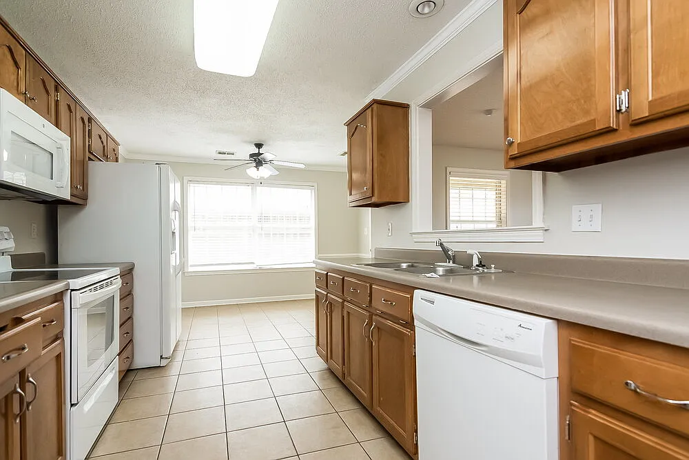 4 bed, 2.0 bath, 2100 sqft, $2,315 — Photo 4