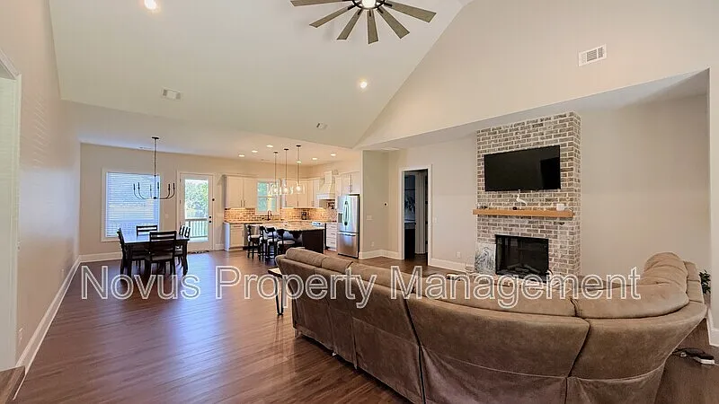 3 bed, 2.0 bath, $3,295 — Photo 4