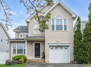 77 Scarlet Dr, Parlin, NJ