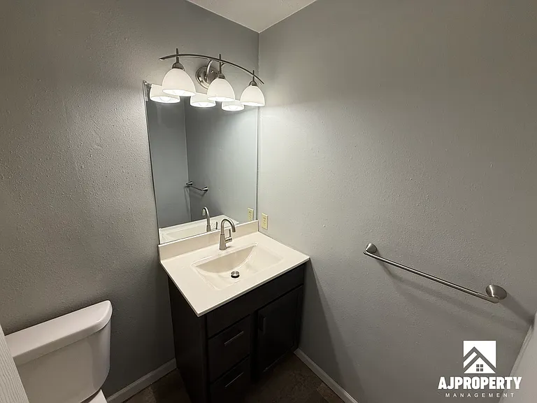 1015 S Duluth Ave #1 — Photo 8
