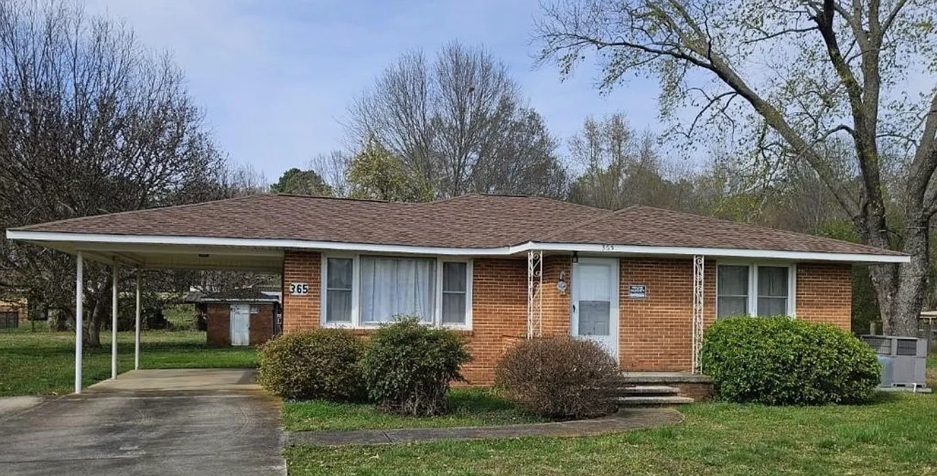 3 bed, 1300 sqft, $1,650 — Photo 1