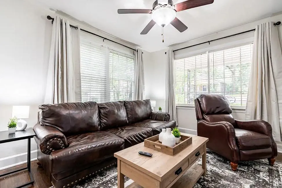 2 bed, 840 sqft, $2,400 — Photo 3