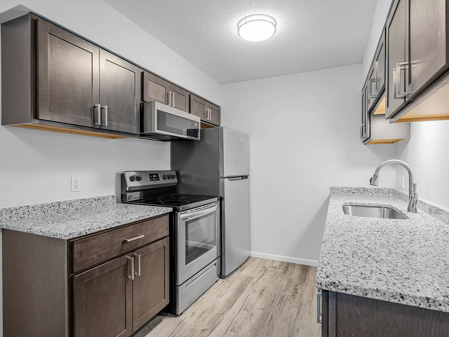 Oakwood Court Apartments — Photo 4