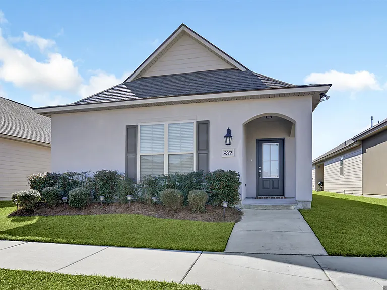 7642 W Pelican Lakes Ave — Photo 1
