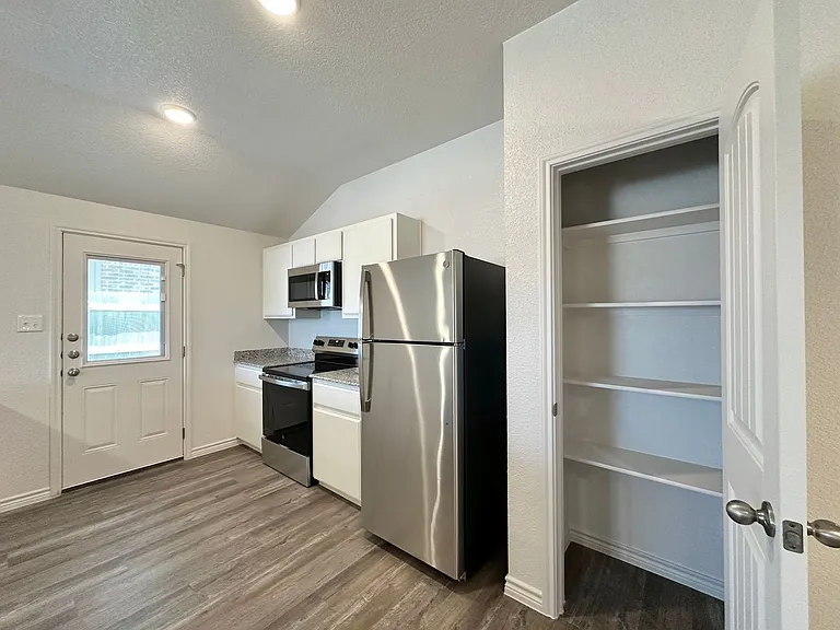 121 Dolphin Dr — Photo 7