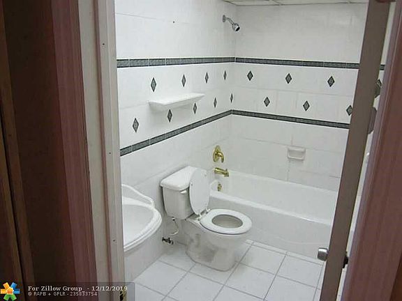 4th image of 10090 NW 80th Ct APT 1108