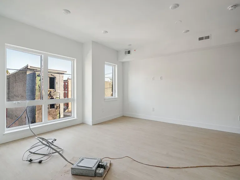 2400 W Montgomery Ave — Photo 3