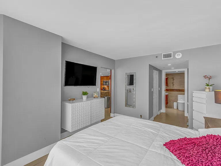 7601 E Treasure Dr #416 — Photo 16