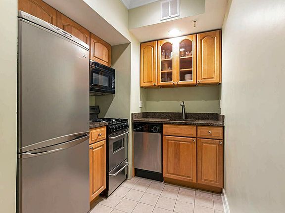 3rd image of 92 Horatio St APT 4B