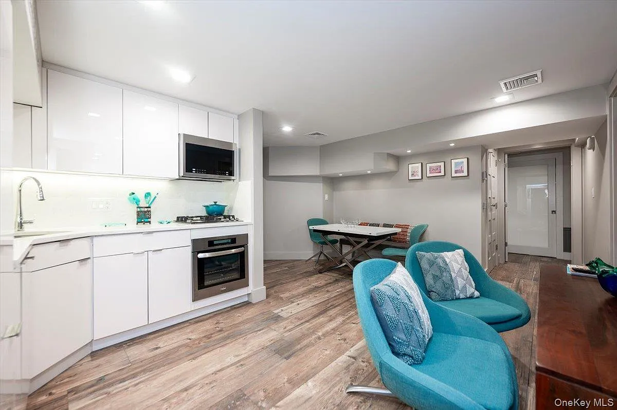 2 bed, 2.0 bath, 1000 sqft, $3,300 — Photo 2