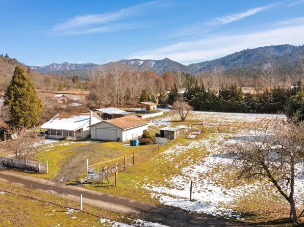 2597 E Evans Creek Rd, Rogue River, OR 97537