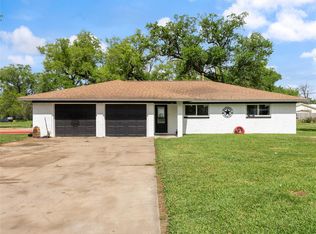 496 James St, Clute, TX 77531
