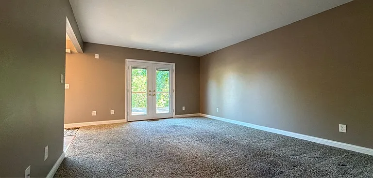 1060 SE Miller Ave — Photo 3
