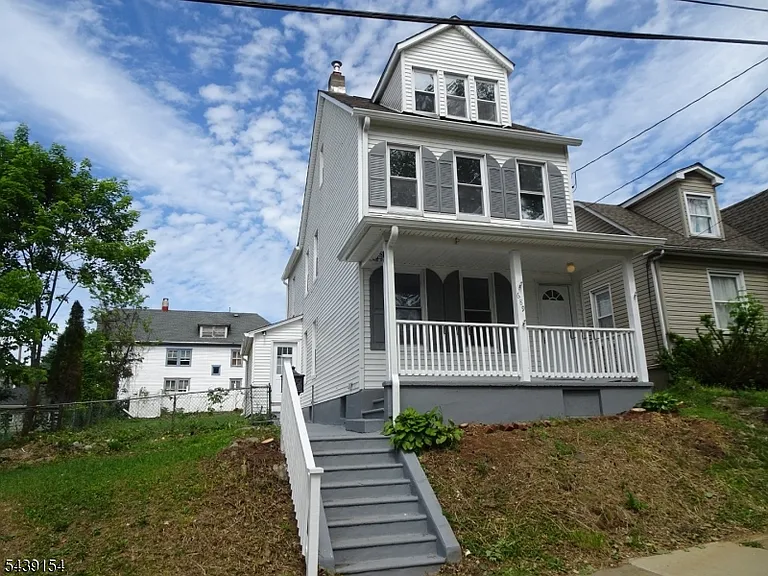 689 Sayre Ave — Photo 1