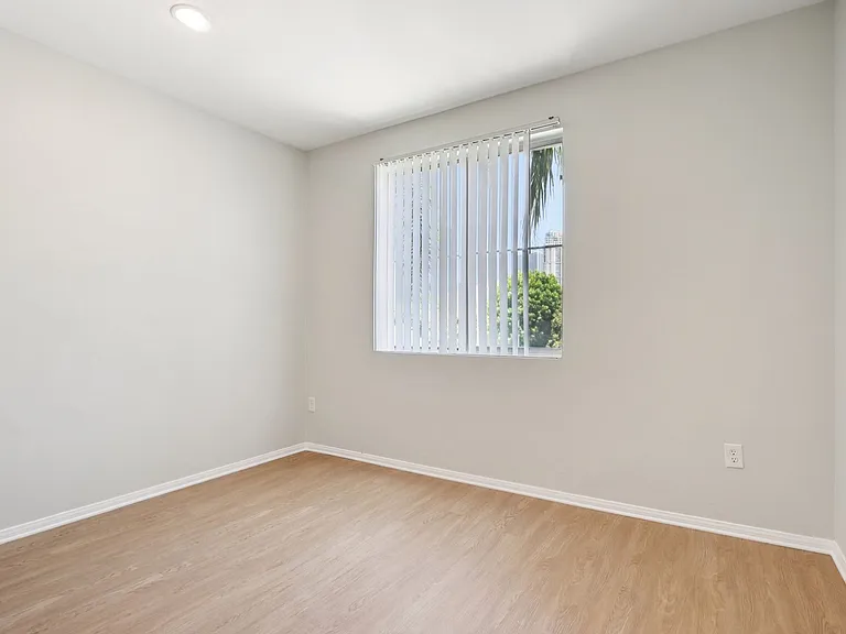 2245 Beverly Glen — Photo 26