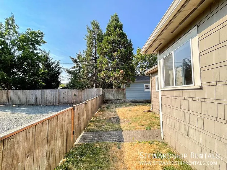 1745 Olive St — Photo 27