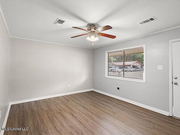 5th image of 145 W Lisa Dr