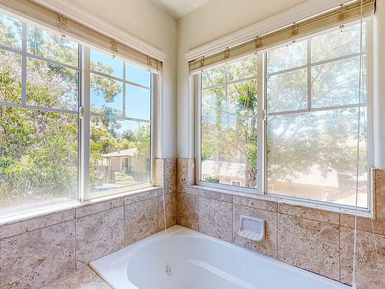 642 Acacia Ln — Photo 46