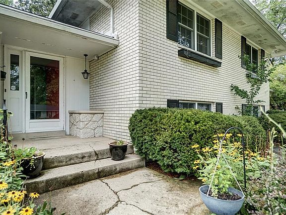 4th image of 305 Blackstone Dr