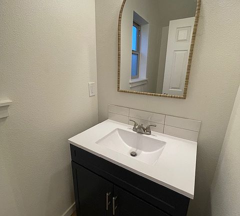 5th image of 1502 SE Landen Dr #B