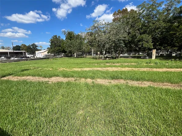 425/429 Loggins Dr, West Columbia, TX 77486