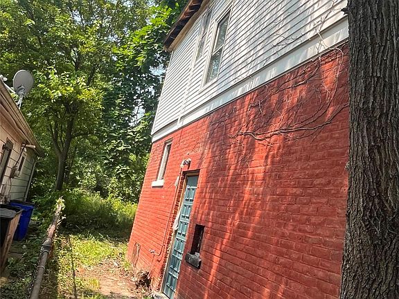 4th image of 17447 Arlington St