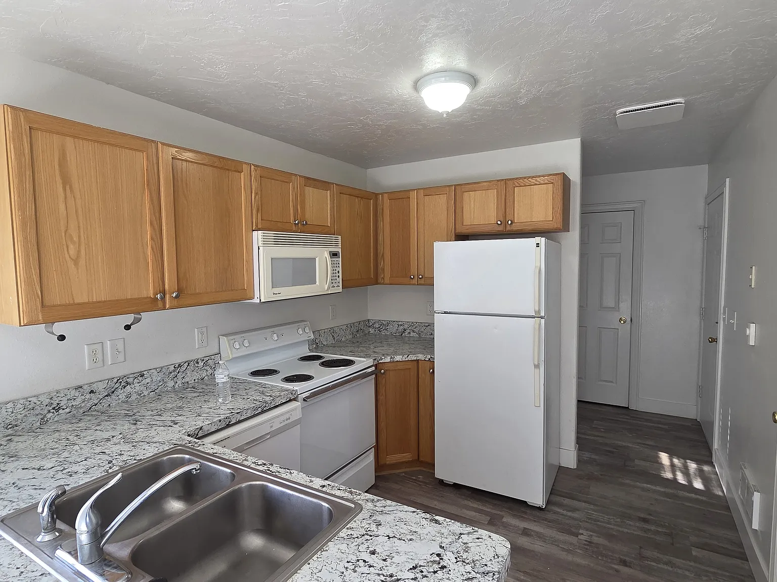 2 bed, 1.5 bath, 1025 sqft, $1,200 — Photo 4