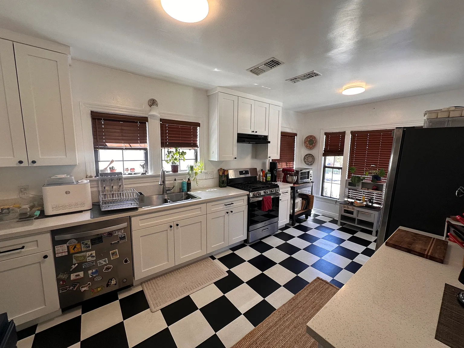 3 bed, 2000 sqft, $5,300 — Photo 2