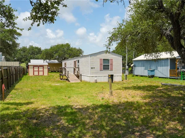 907 N 10th St, Fulton, TX 78358