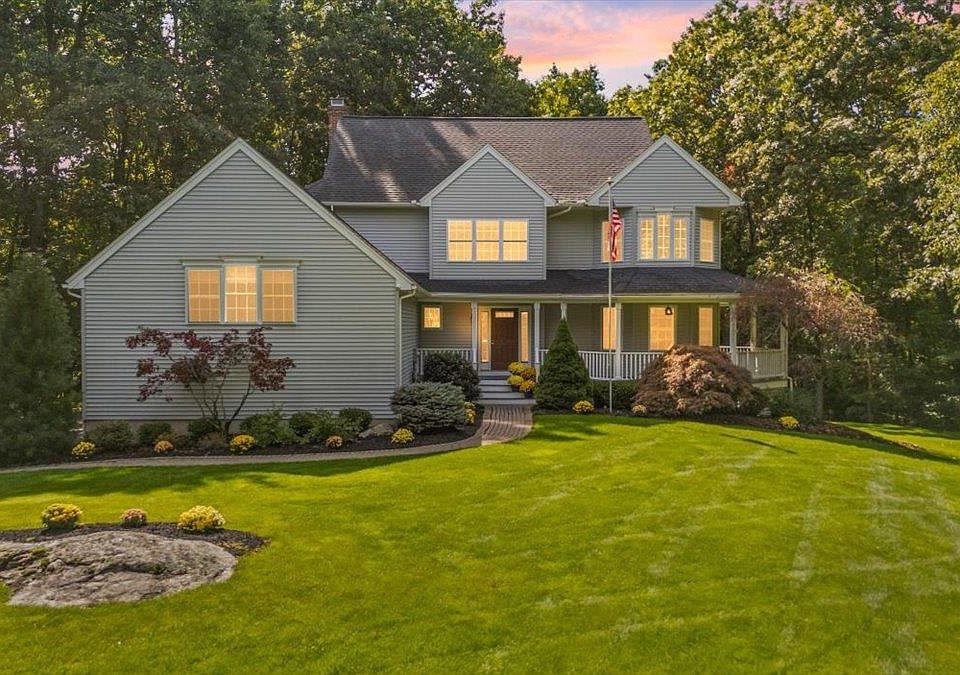 1st image of 10 Kings Grant Drive