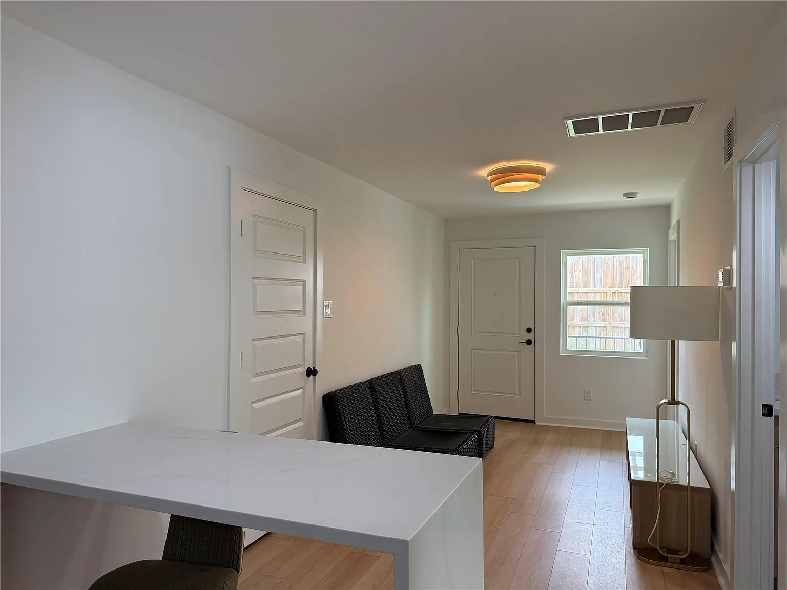 2 bed, 1.0 bath, 2000 sqft, $1,395 — Photo 4