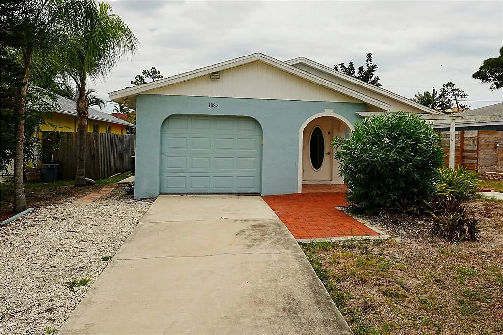 3 bed, 2.0 bath, 1152 sqft, $2,200 — Photo 2