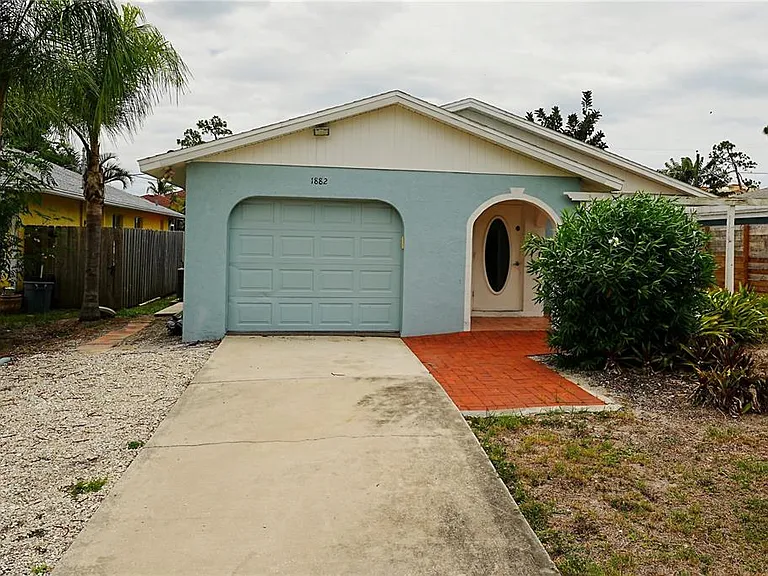 1882 Rita St — Photo 2