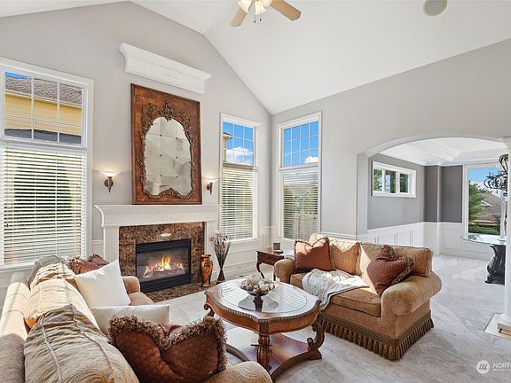4th image of 1725 Pointe Woodworth Drive NE