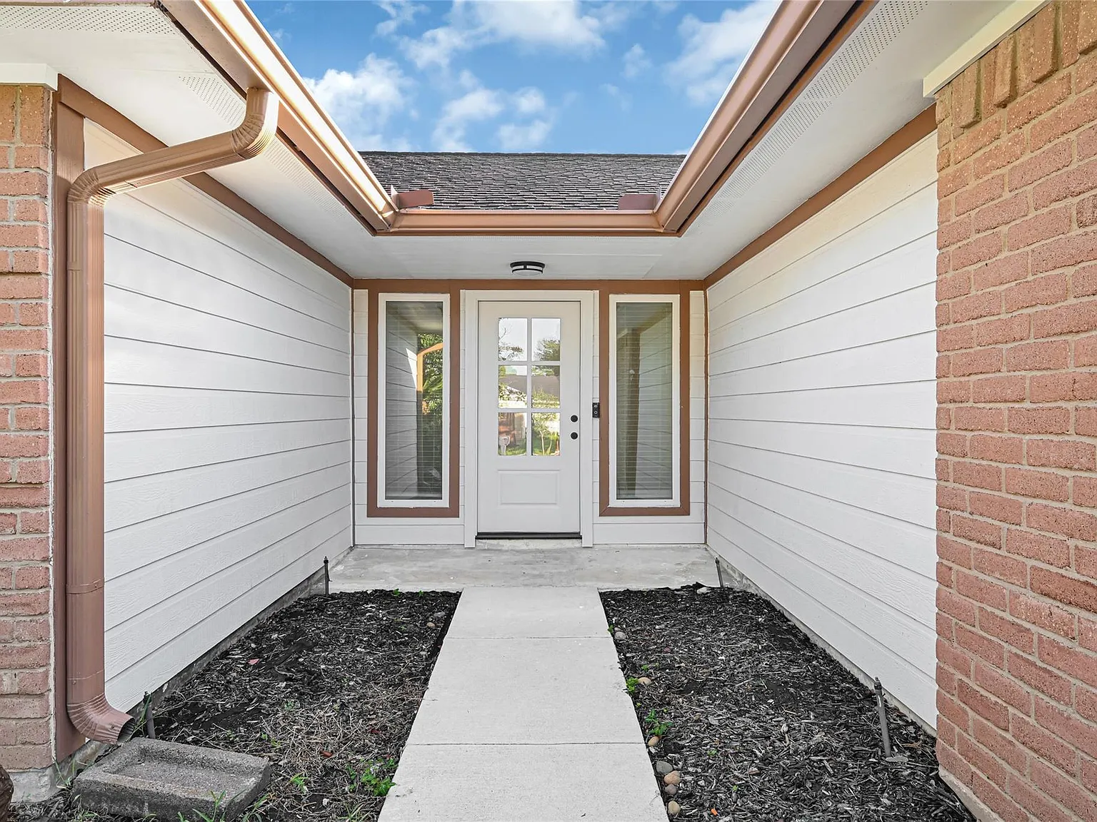 3 bed, 2.0 bath, 1557 sqft, $2,200 — Photo 3