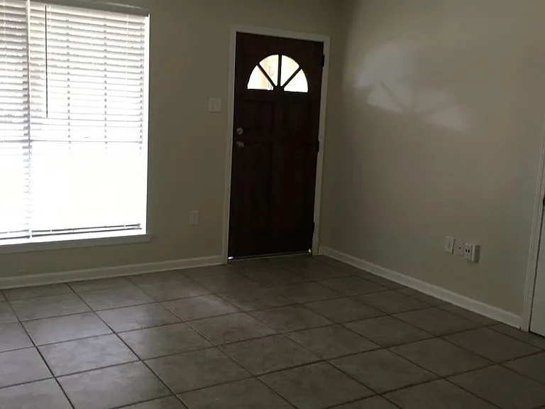 1120 Wylie Dr — Photo 3
