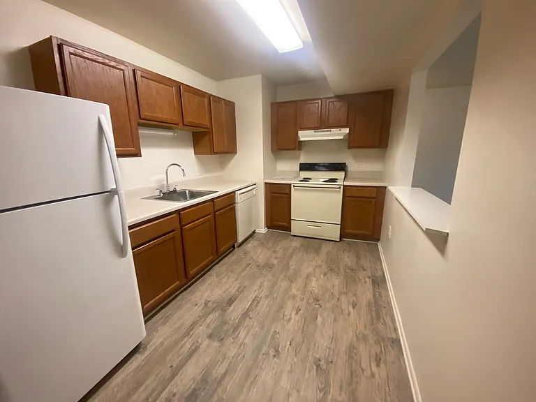 County Green Apartments — Photo 40