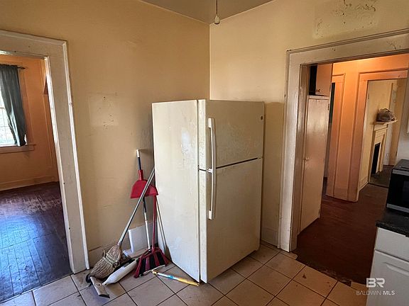 4th image of 211 4th St
