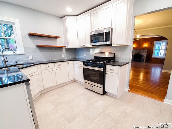 2nd image of 2022 W Magnolia Ave