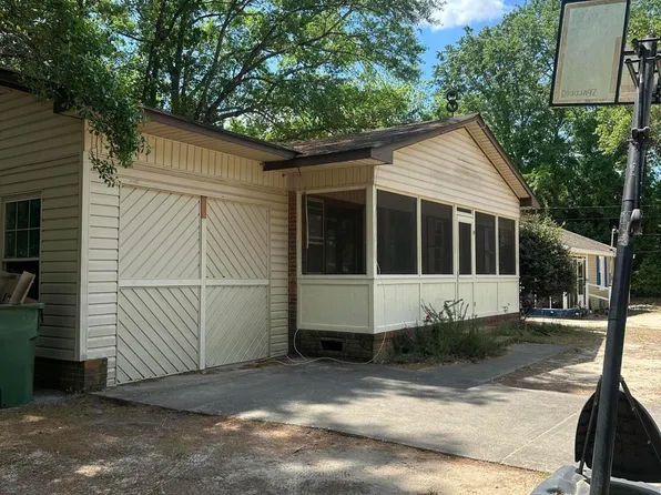 109 W Chestnut Street, Maxton, NC 28364