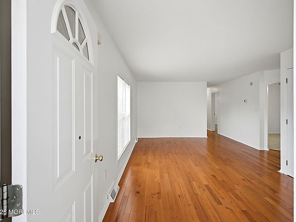 5th image of 25 Fort Lee Drive