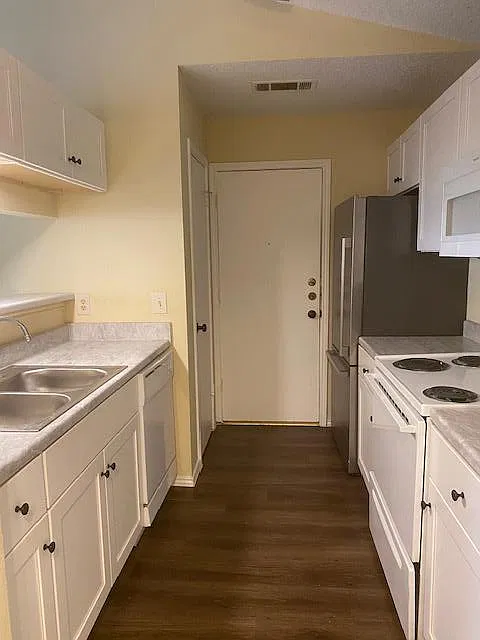 3 bed, 2.0 bath, 1063 sqft, $1,795 — Photo 3