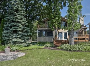 141 Edgewater Dr, Crystal Lake, IL