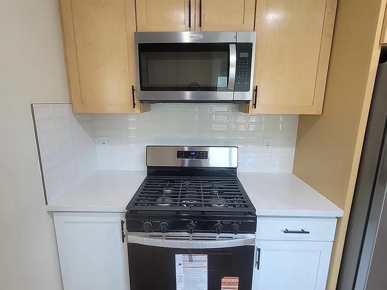 566 W H St — Photo 3